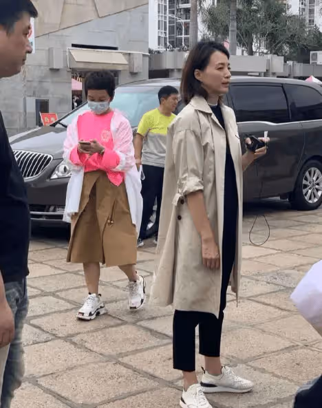 上海偶遇董卿,本人高高瘦瘦,狀態鬆弛了很多,素顏梳著利落的短髮清爽休閒
