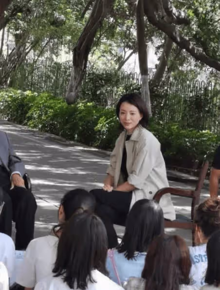 上海偶遇董卿,本人高高瘦瘦,狀態鬆弛了很多,素顏梳著利落的短髮清爽休閒