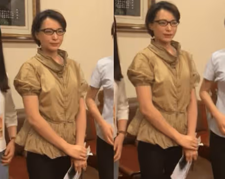 上海偶遇董卿,本人高高瘦瘦,狀態鬆弛了很多,素顏梳著利落的短髮清爽休閒