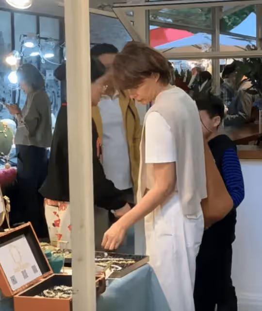 上海偶遇董卿,本人高高瘦瘦,狀態鬆弛了很多,素顏梳著利落的短髮清爽休閒