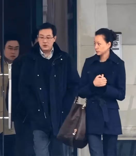 上海偶遇董卿,本人高高瘦瘦,狀態鬆弛了很多,素顏梳著利落的短髮清爽休閒