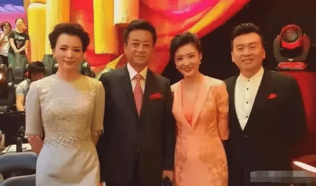 上海偶遇董卿,本人高高瘦瘦,狀態鬆弛了很多,素顏梳著利落的短髮清爽休閒