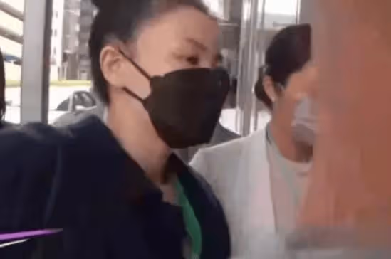 不裝了?謝霆鋒全程冷臉,甩開王菲手疑吵架,天后主動貼身服軟