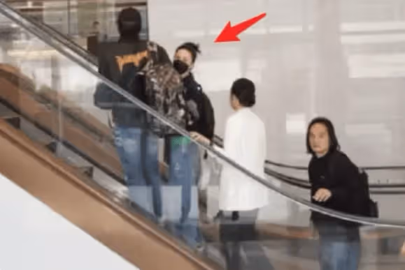 不裝了?謝霆鋒全程冷臉,甩開王菲手疑吵架,天后主動貼身服軟