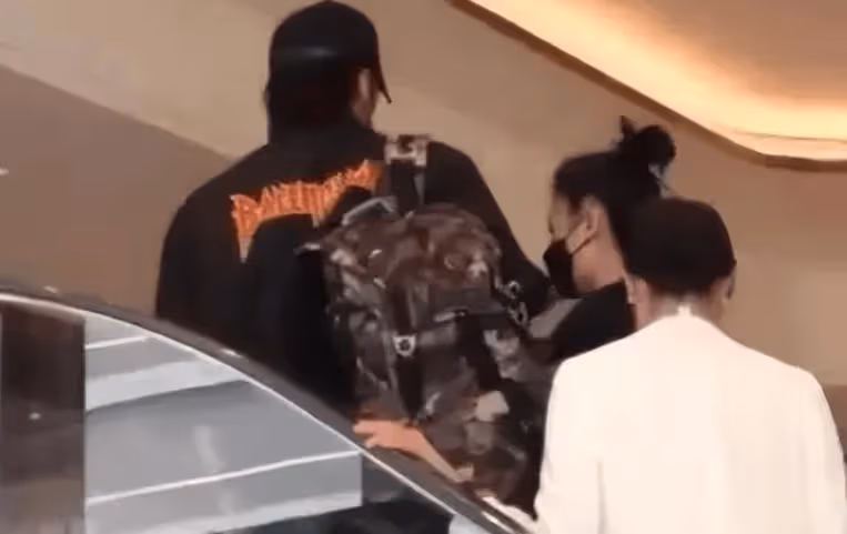 不裝了?謝霆鋒全程冷臉,甩開王菲手疑吵架,天后主動貼身服軟