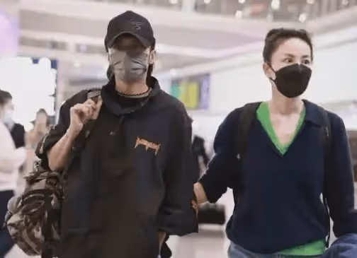 不裝了?謝霆鋒全程冷臉,甩開王菲手疑吵架,天后主動貼身服軟