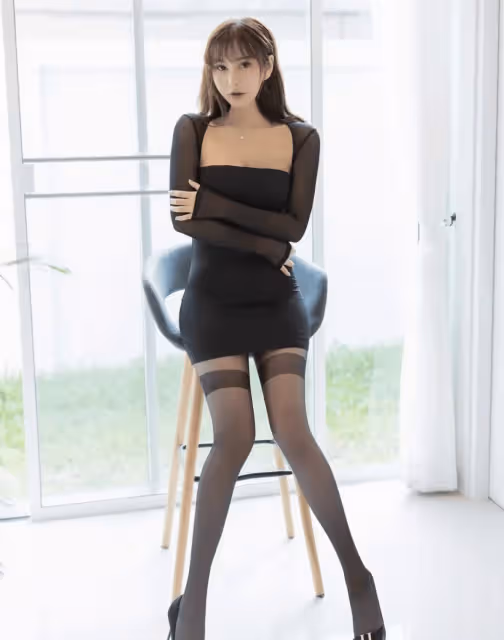 黑色緊身裙:撩人站姿,簡約優雅