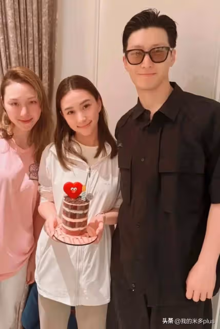 何超蓮33歲生日在KTV唱《日不落》表白老公,竇驍出鏡高大帥氣