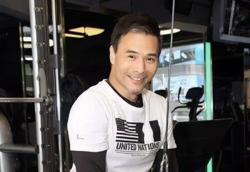 至今未婚長住酒店!TVB知名男星父母均已離世,割膽手術後瘦10斤