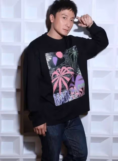香港知名男星因過往緋聞影響結婚計劃，新劇飾演終極大BOSS，曾想過更換職業