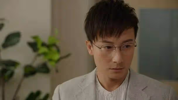 香港知名男星因過往緋聞影響結婚計劃，新劇飾演終極大BOSS，曾想過更換職業