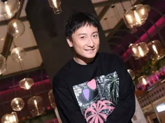 香港知名男星因過往緋聞影響結婚計劃，新劇飾演終極大BOSS，曾想過更換職業