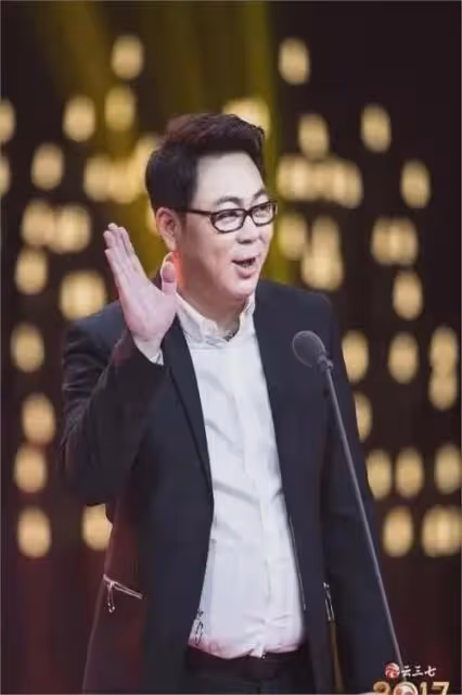 堅持和妻子丁克,卻和情人生孩子,52歲高亞麟已經走上「不歸路」