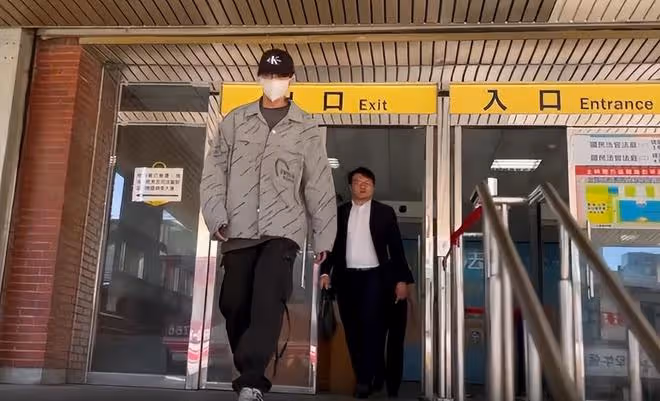 炎亞綸有望獲判緩刑,耀樂笑著走出法庭,雙方和解金額談妥