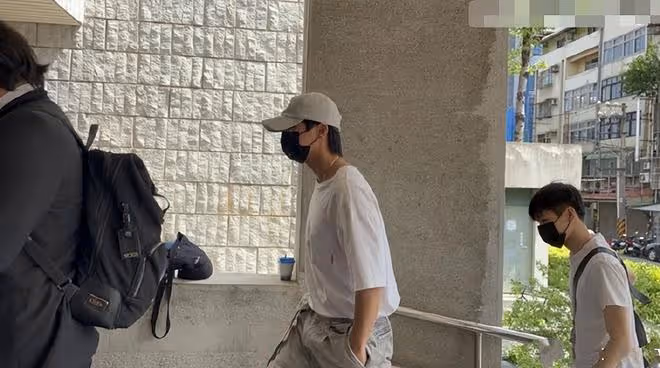 炎亞綸有望獲判緩刑,耀樂笑著走出法庭,雙方和解金額談妥