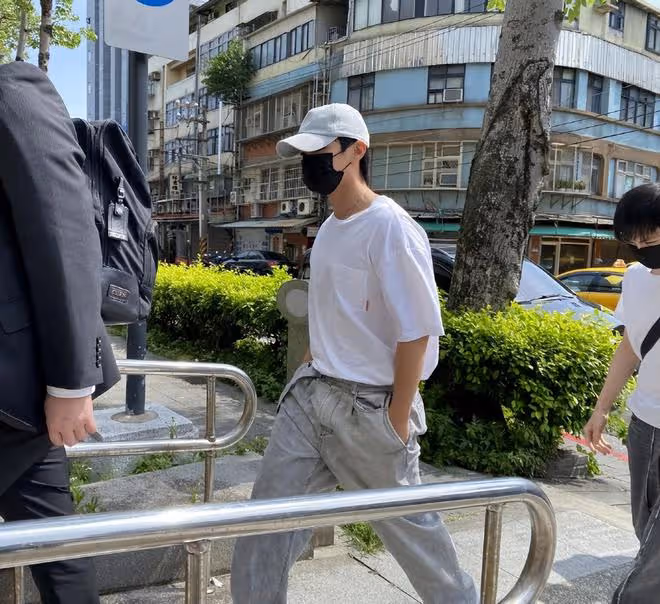 炎亞綸有望獲判緩刑,耀樂笑著走出法庭,雙方和解金額談妥