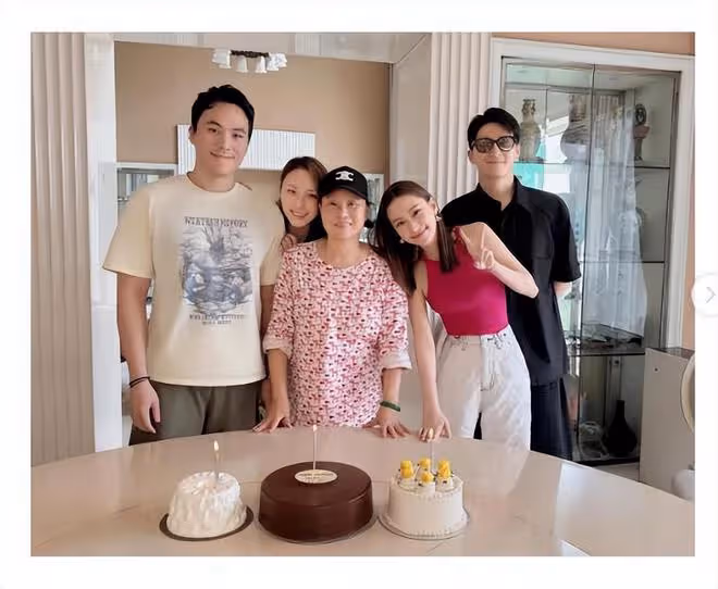 何超蓮帶竇驍回香港豪宅慶生,三太陳婉珍為女兒送蛋糕和祝福