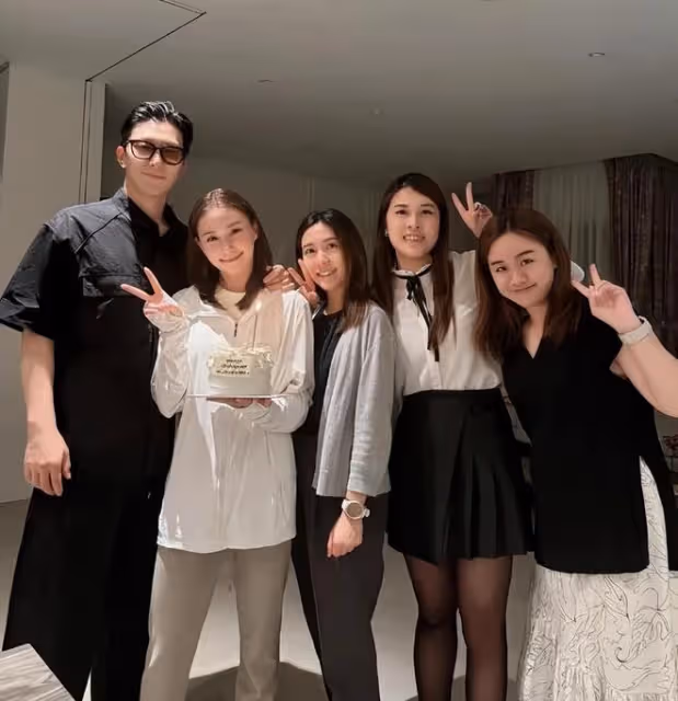何超蓮帶竇驍回香港豪宅慶生,三太陳婉珍為女兒送蛋糕和祝福