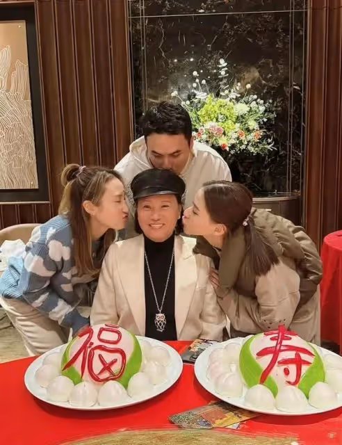何超蓮帶竇驍回香港豪宅慶生,三太陳婉珍為女兒送蛋糕和祝福