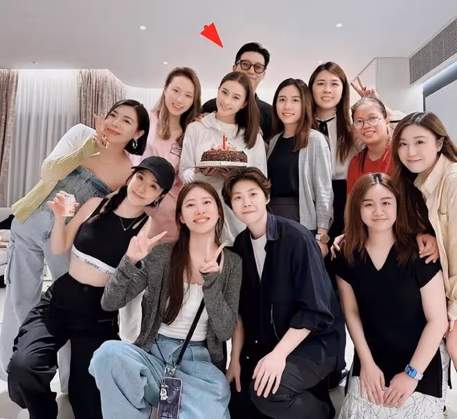 何超蓮帶竇驍回香港豪宅慶生,三太陳婉珍為女兒送蛋糕和祝福