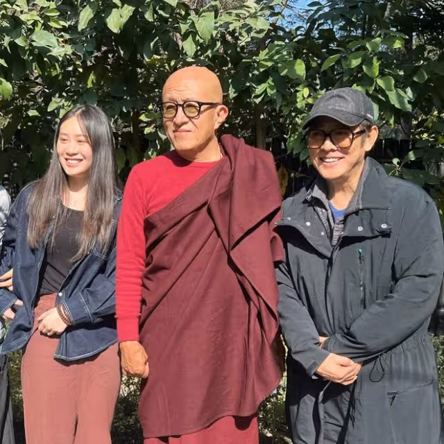 李連杰帶利智禮佛,62歲利智狀態好,手戴佛珠重回顏值巔峰