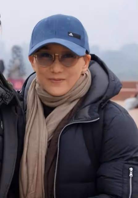 李連杰帶利智禮佛,62歲利智狀態好,手戴佛珠重回顏值巔峰