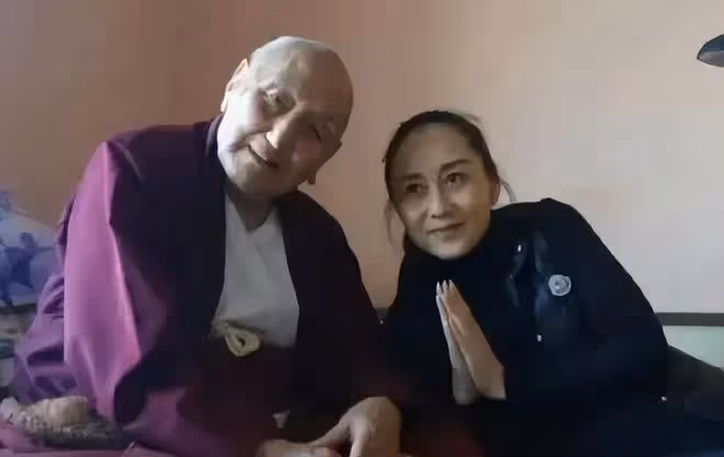 李連杰帶利智禮佛,62歲利智狀態好,手戴佛珠重回顏值巔峰