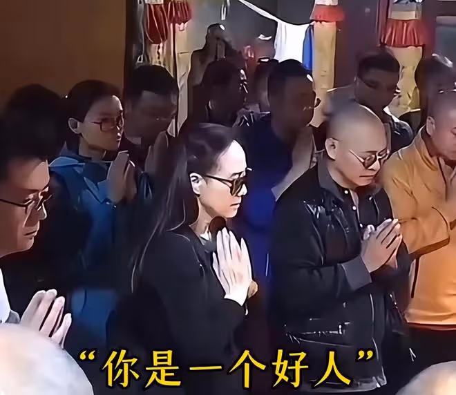 李連杰帶利智禮佛,62歲利智狀態好,手戴佛珠重回顏值巔峰
