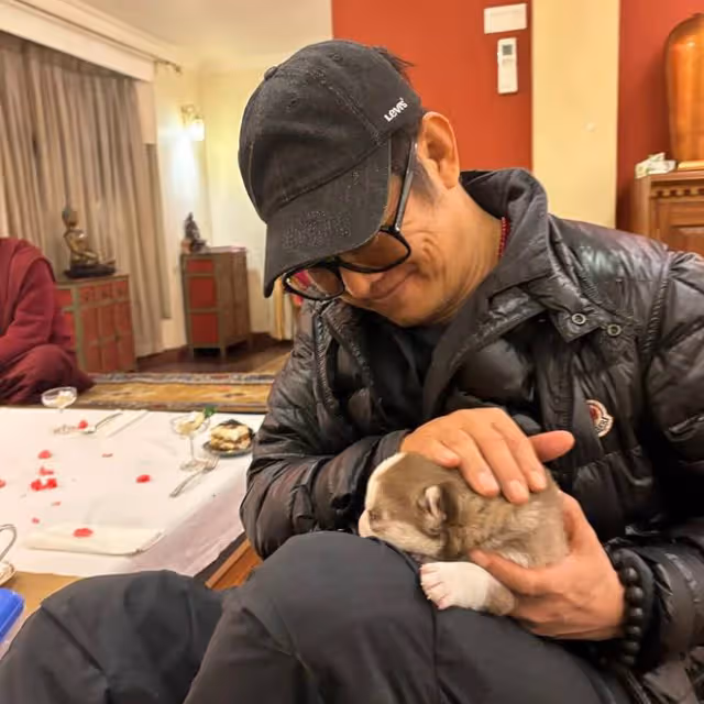 李連杰帶利智禮佛,62歲利智狀態好,手戴佛珠重回顏值巔峰