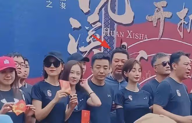 高亞麟徐梓鈞同框畫面曝光:兩人互動親密,徐梓鈞黑眼圈重沒睡好
