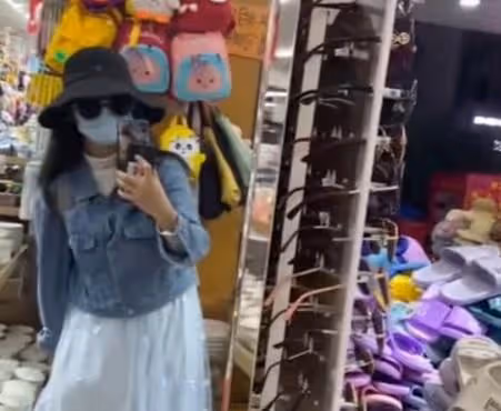 女兒3年未見扮顧客回家,專挑貴的東西撒腿就跑,媽媽追出後破防