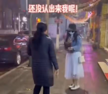 女兒3年未見扮顧客回家，專挑貴的東西撒腿就跑，媽媽追出後破防