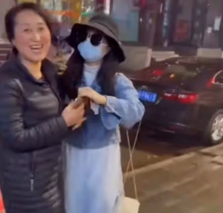 女兒3年未見扮顧客回家，專挑貴的東西撒腿就跑，媽媽追出後破防