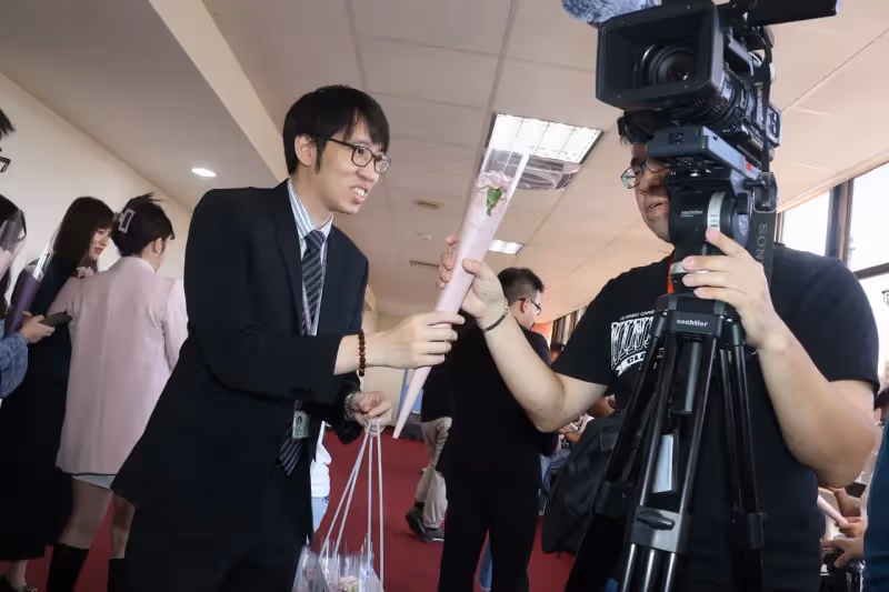 韓國瑜超暖！大送1500朵康乃馨賀母親節　藍白委超嗨狂拍照