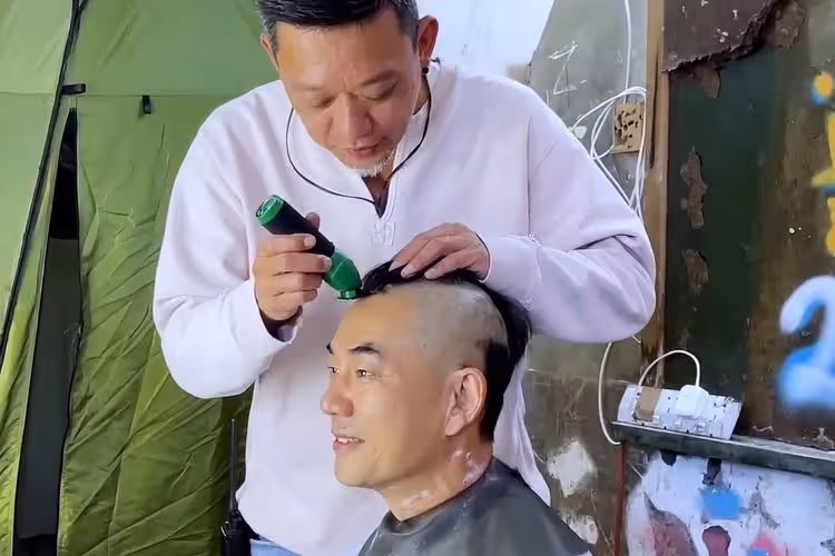 任賢齊遭剃光頭畫面曝光　悲慘關進鐵狗籠