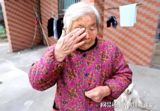 女兒即將結婚,我打算出30萬,我媽哭上門:錢必須留給我孫子娶妻