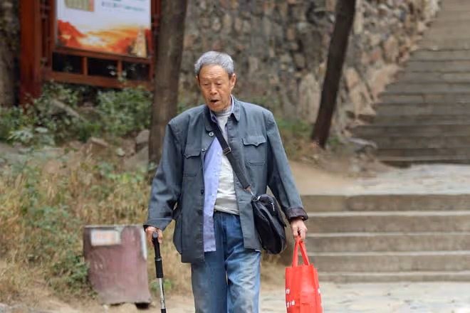 生病一場後才發現:晚年最靠得住的子女,往往是身邊最沒啥出息的