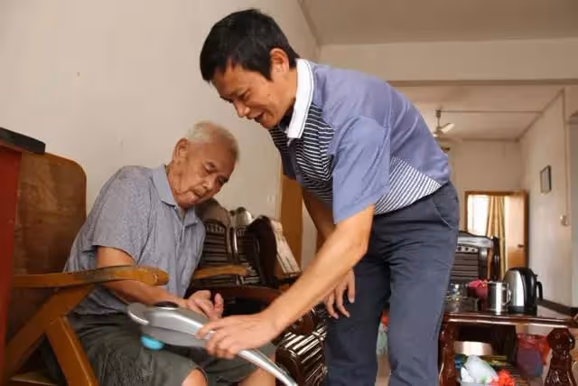 生病一場後才發現:晚年最靠得住的子女,往往是身邊最沒啥出息的