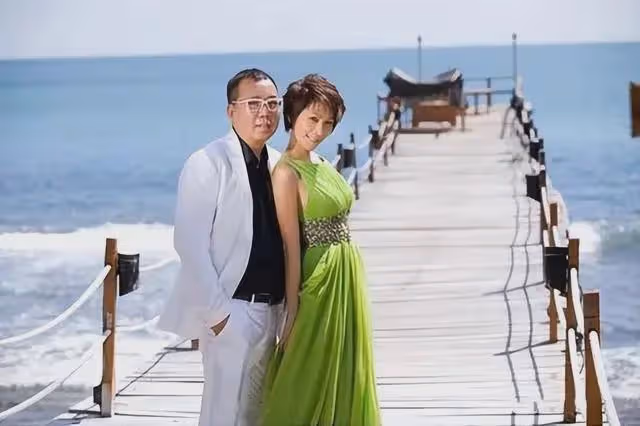 徐華鳳:做7年小三擠走原配,嫁進豪門3年,渾身長瘤死在丈夫懷中