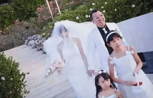 徐華鳳:做7年小三擠走原配,嫁進豪門3年,渾身長瘤死在丈夫懷中