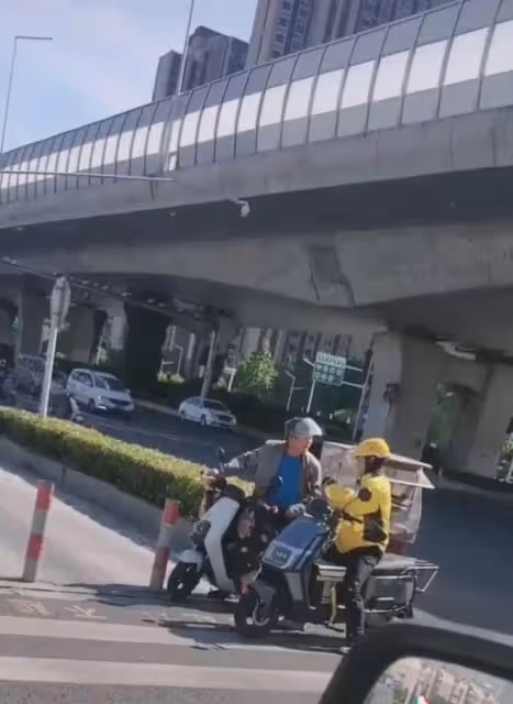 大爺跟騎手吵架炫耀10套房,外賣小哥回嗆我才18歲,大爺下秒急眼