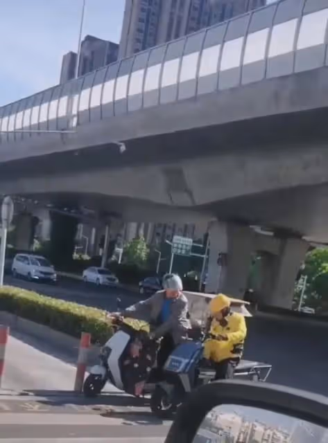 大爺跟騎手吵架炫耀10套房,外賣小哥回嗆我才18歲,大爺下秒急眼