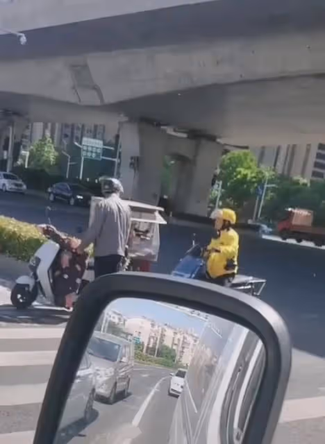 大爺跟騎手吵架炫耀10套房,外賣小哥回嗆我才18歲,大爺下秒急眼