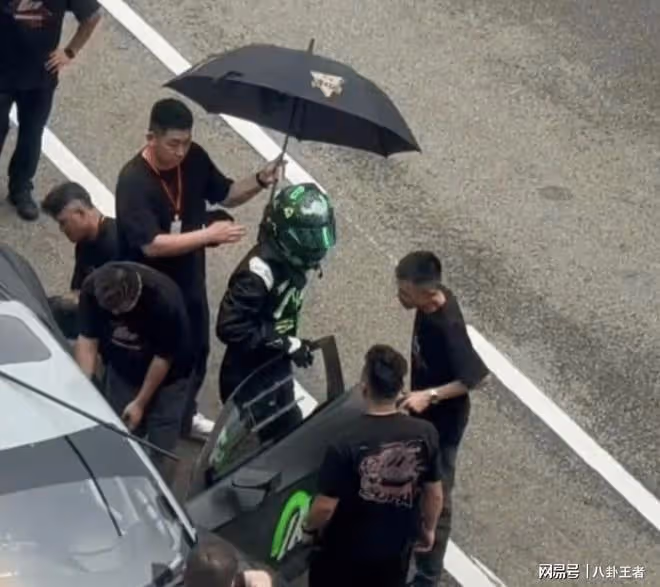 王一博耍大牌?坐摩托車還要助理打傘跟著跑,賽車衝出賽道被群嘲