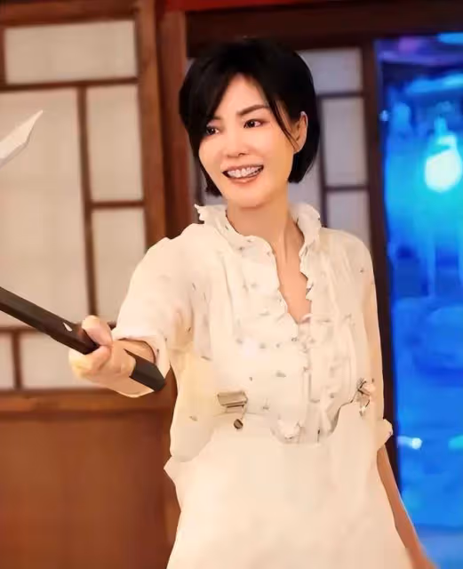 王菲送花祝賀尹昉,深厚友誼顯露,引發娛樂圈熱議