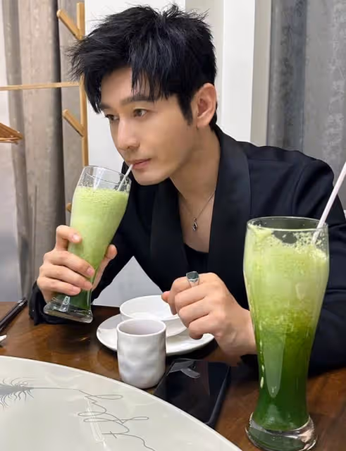 黃曉明曬工作餐反差大,苦瓜汁與美食對比,明星背後的辛酸曝光