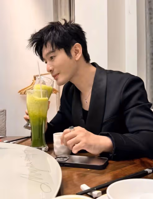 黃曉明曬工作餐反差大,苦瓜汁與美食對比,明星背後的辛酸曝光