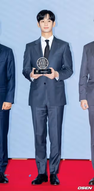 金秀賢近照曝光帥到大家!穿西裝襯衣比十年前還帥,臉也太嫩了