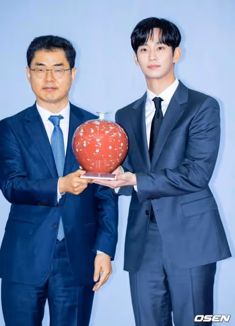 金秀賢近照曝光帥到大家!穿西裝襯衣比十年前還帥,臉也太嫩了