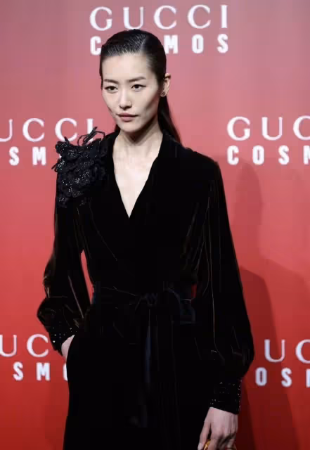 劉雯新造型亮相GUCCI太美了!梳背頭走紅毯A炸,換劉海超模臉封神